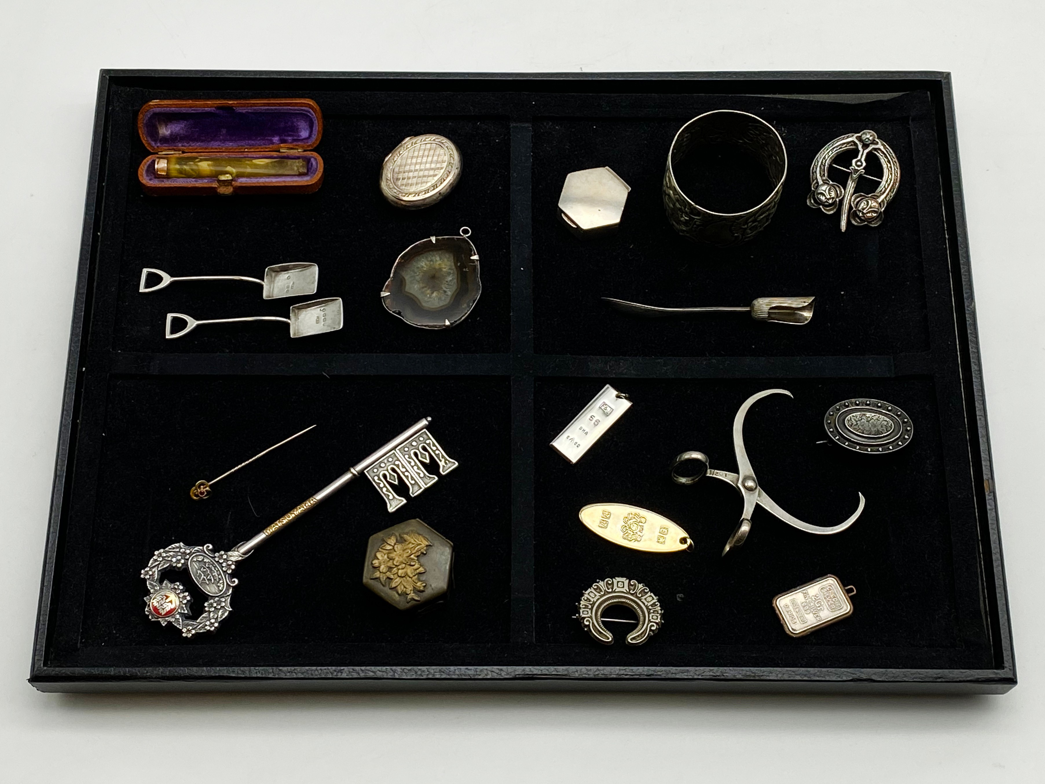 INTERESTING ITEMS LOT INCLUDING A SILVER JAPANESE SOUVENIR KEY GOLD RIM CIGARETTE HOLDER