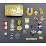 INTERESTING ITEMS LOT INCLUDING VARIOUS MILITARY-RELATED ITEMS BROOCHES, BADGES