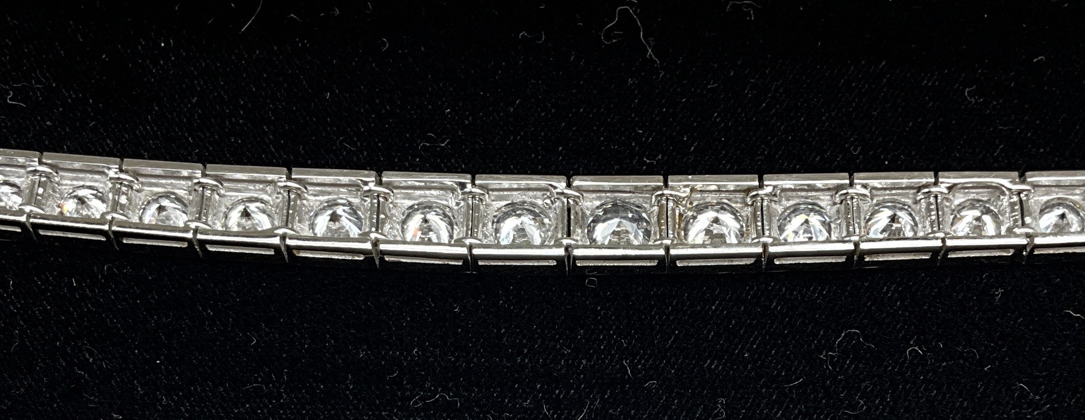 18-CARAT GOLD TENNIS BRACELET WITH THIRTY-ONE GRADUATING TRANSITIONAL BRILLIANT CUT DIAMONDS - Image 2 of 3