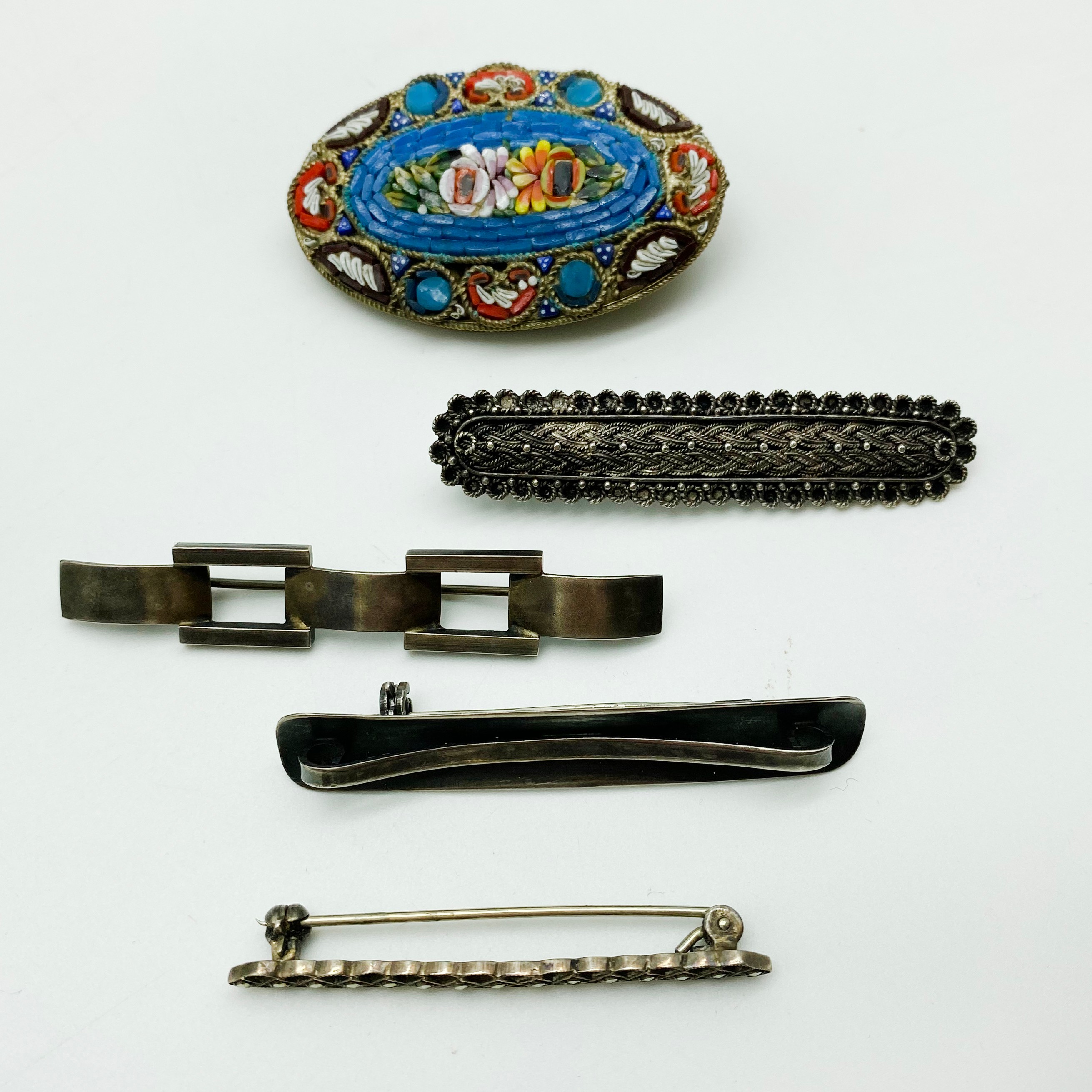 INTERESTING ITEMS LOT INCLUDING PAIR OF HALLMARKED SILVER MINIATURE TAZZAS, BROOCHES - Image 2 of 9