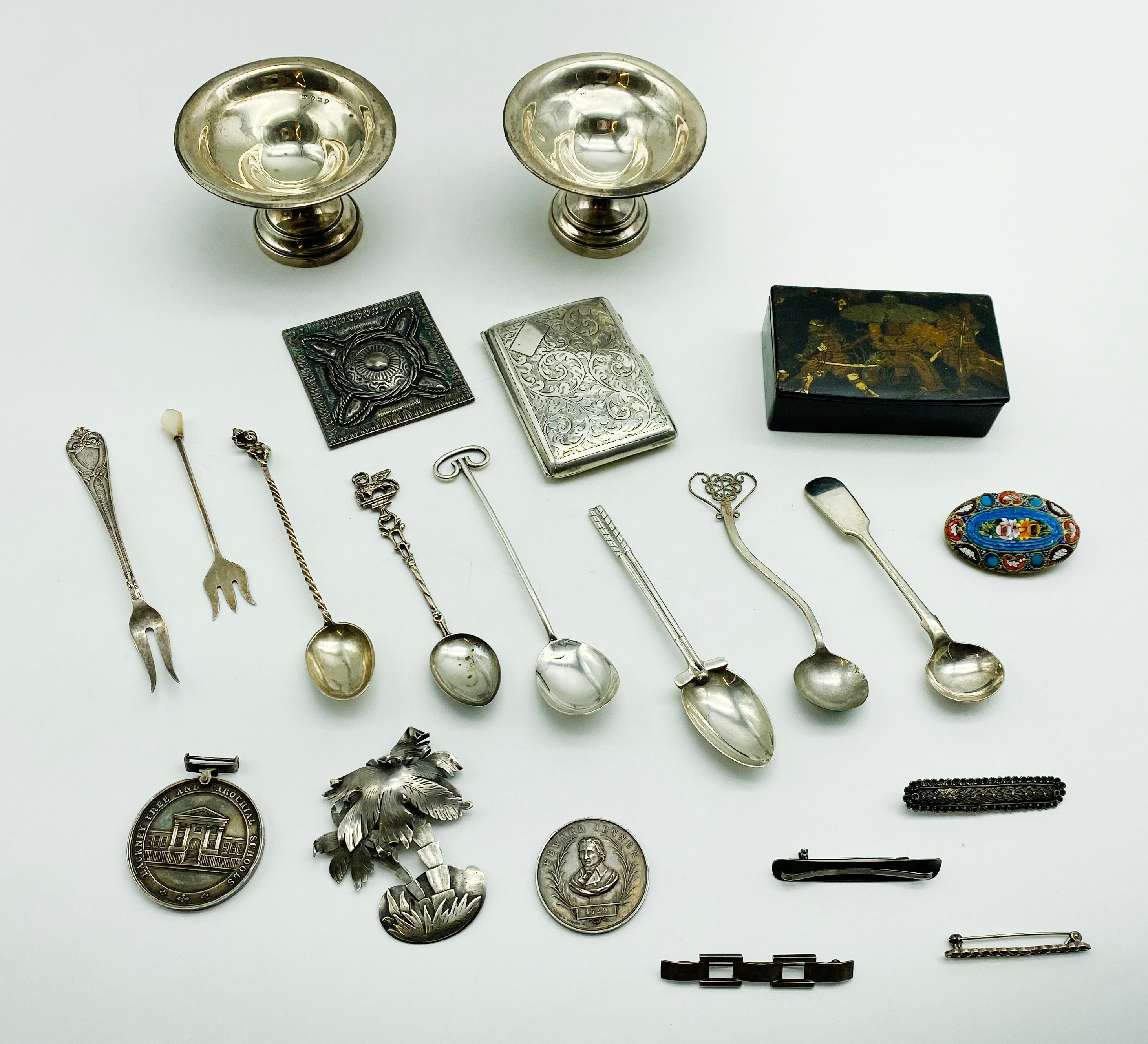 INTERESTING ITEMS LOT INCLUDING PAIR OF HALLMARKED SILVER MINIATURE TAZZAS, BROOCHES