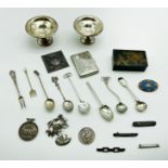 INTERESTING ITEMS LOT INCLUDING PAIR OF HALLMARKED SILVER MINIATURE TAZZAS, BROOCHES