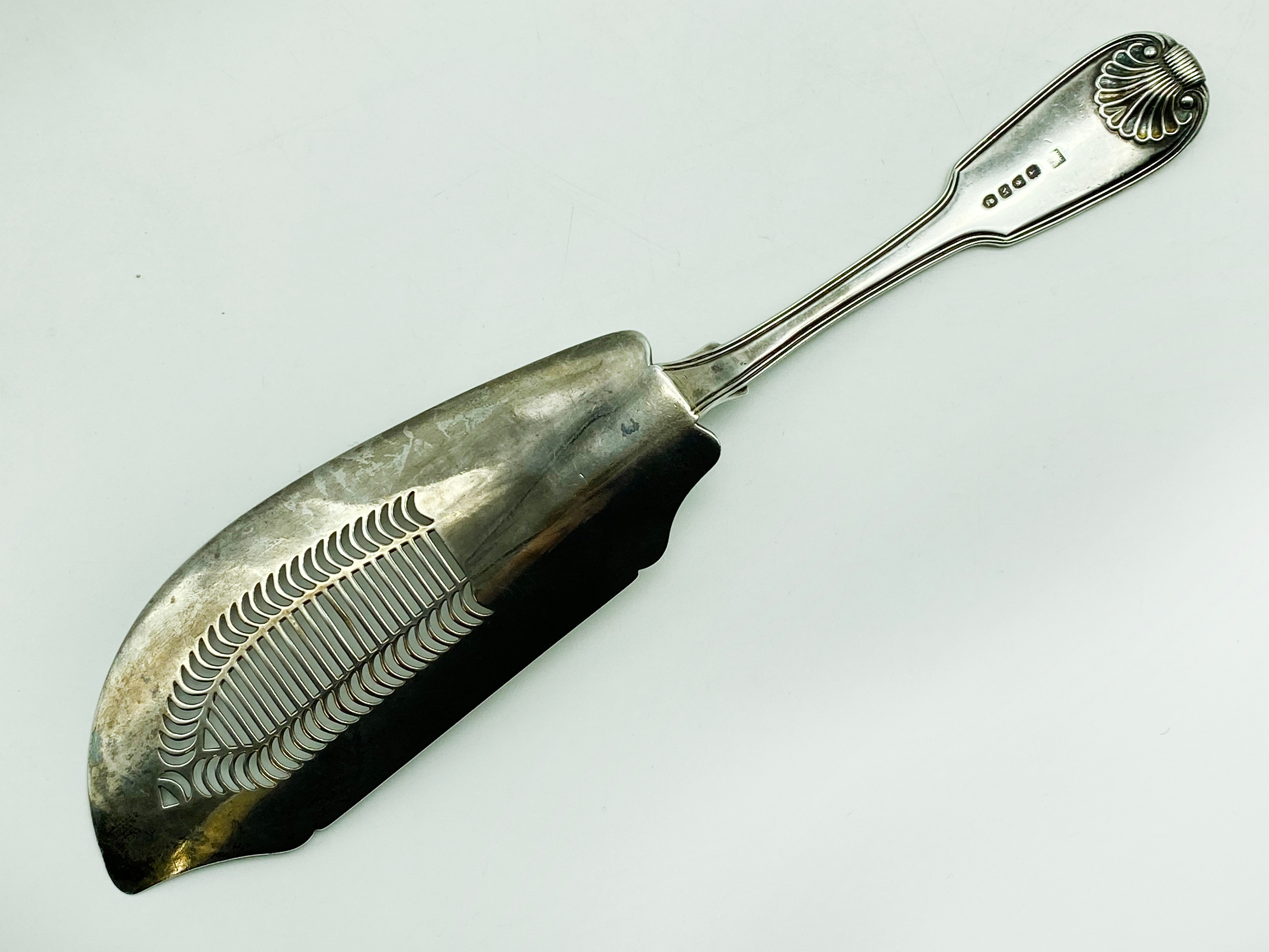 VICTORIAN HALLMARKED SILVER FISH SLICE - Image 3 of 5