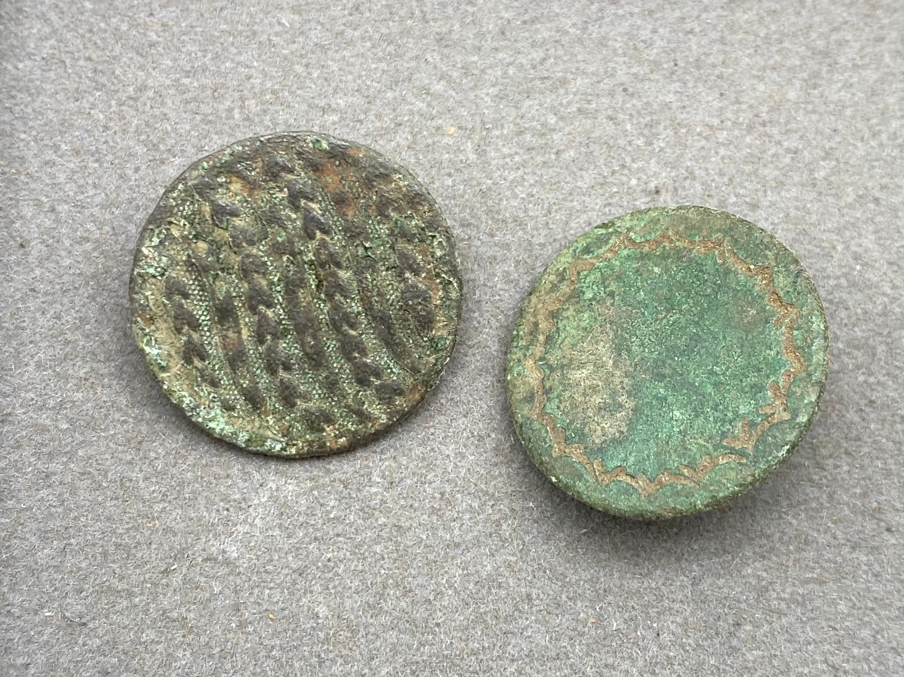 SMALL SELECTION OF VARIOUS BUTTONS - DETECTING FINDS - Image 3 of 5