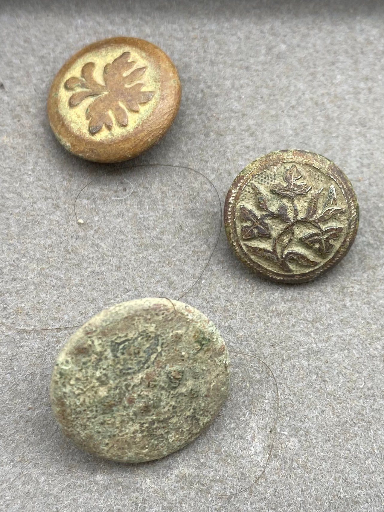 SMALL SELECTION OF VARIOUS BUTTONS - DETECTING FINDS - Image 2 of 5