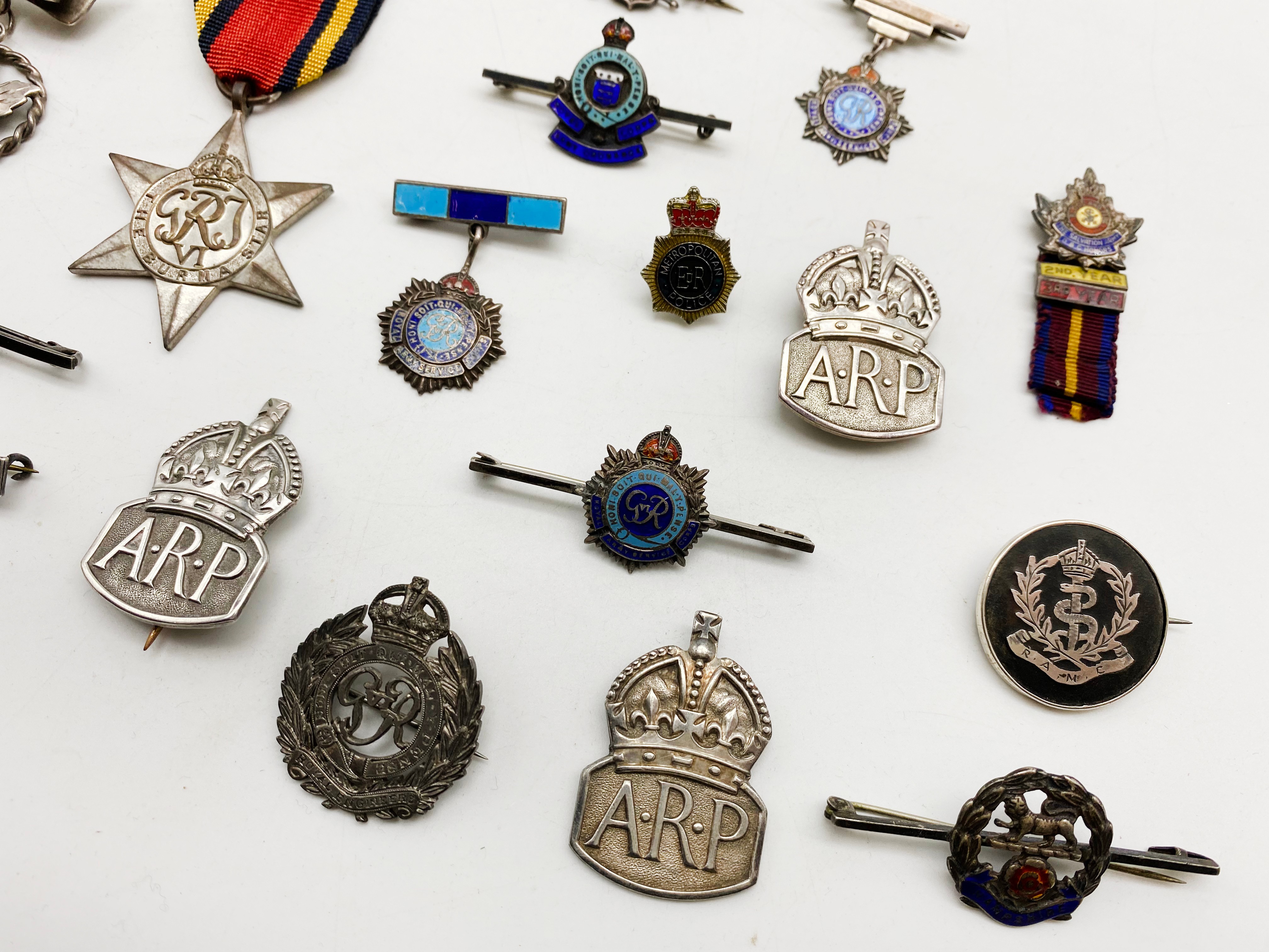 SELECTION OF VARIOUS MILITARY-RELATED BROOCHES AND BADGES INCLUDING A BURMA STAR MEDAL - Image 2 of 3