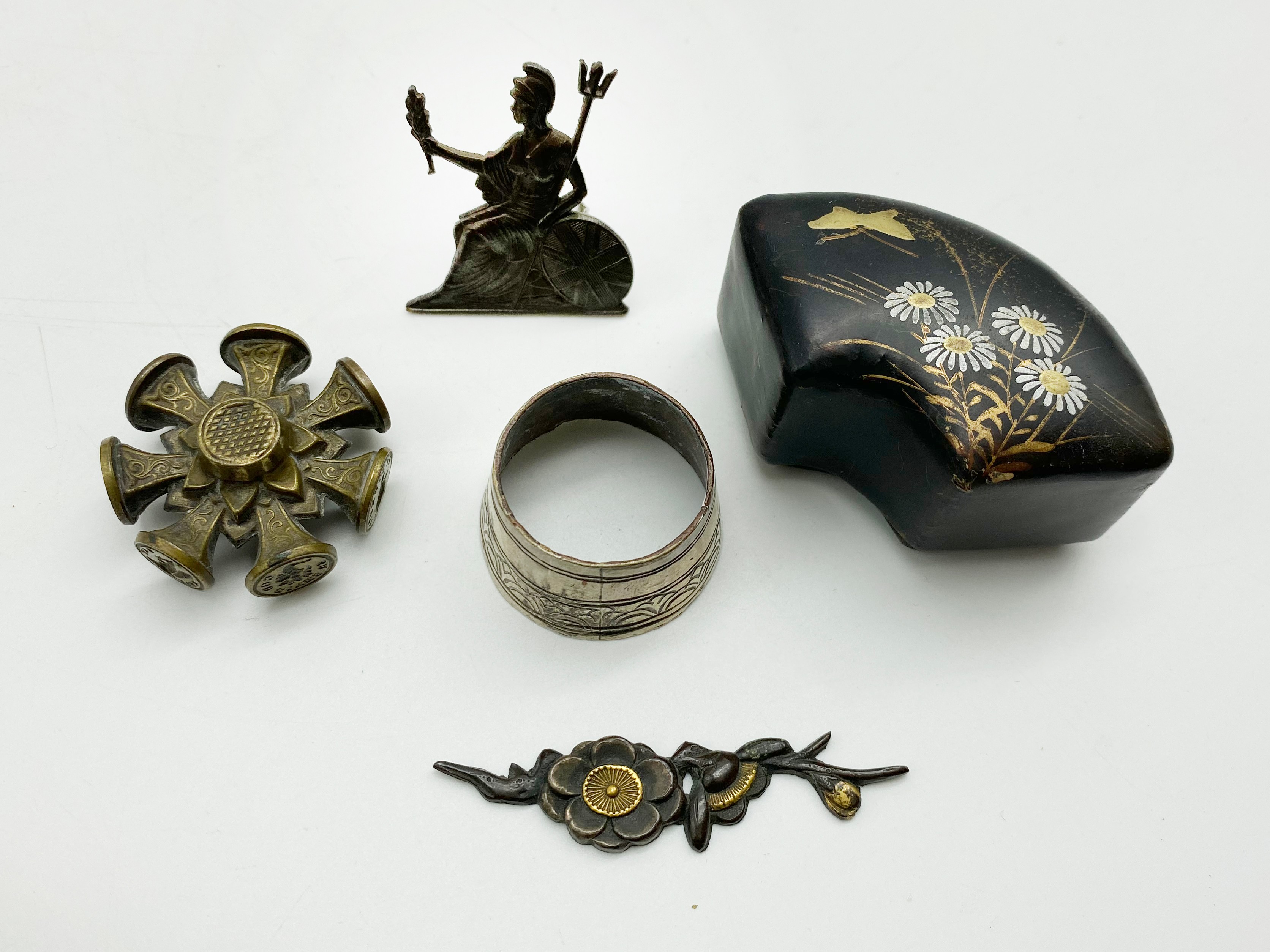 INTERESTING ITEMS LOT INCLUDING THE INTAGLIO SEAL WHEEL (MULTI-WAX SEALS) - Image 5 of 8