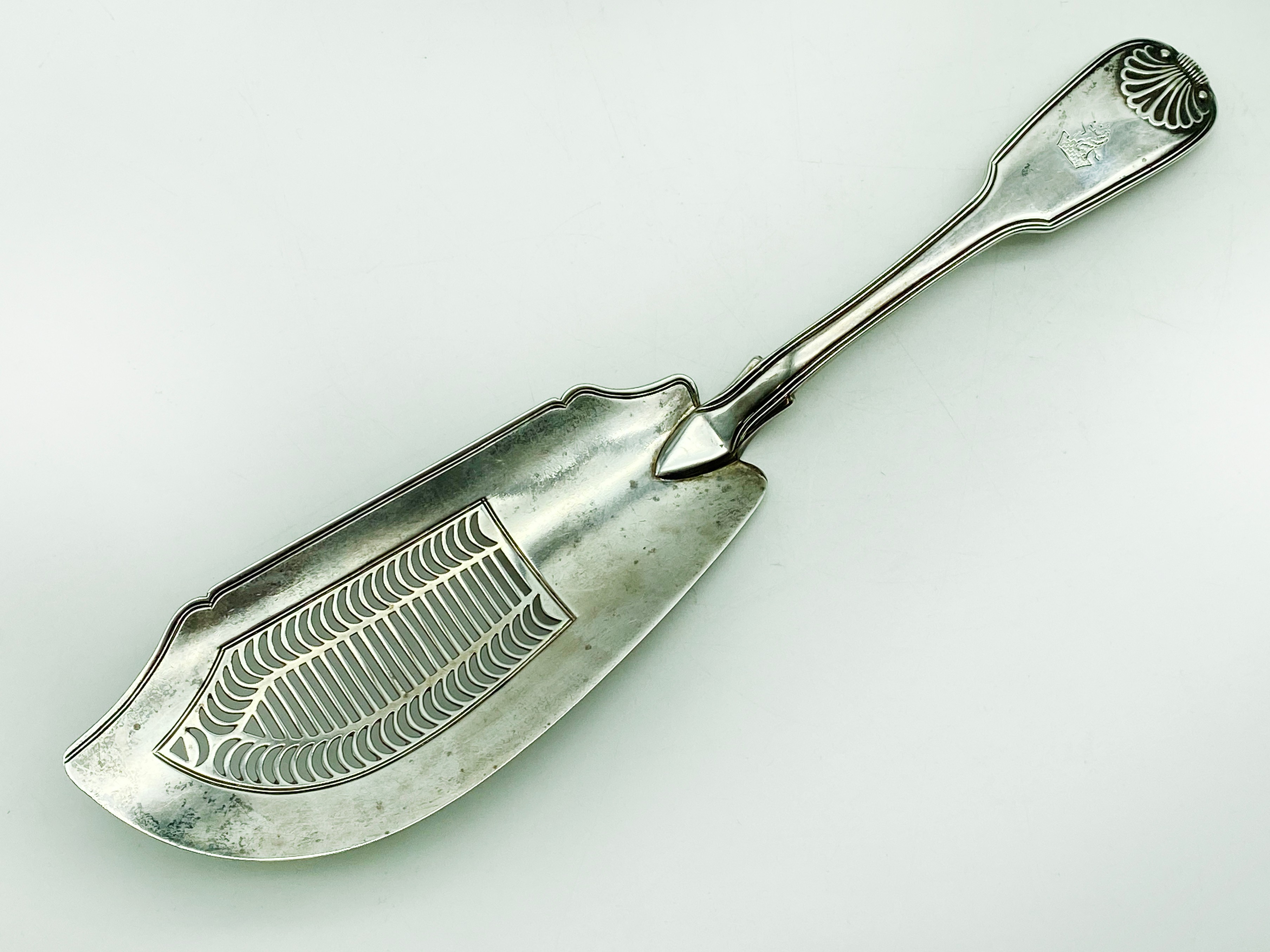 VICTORIAN HALLMARKED SILVER FISH SLICE