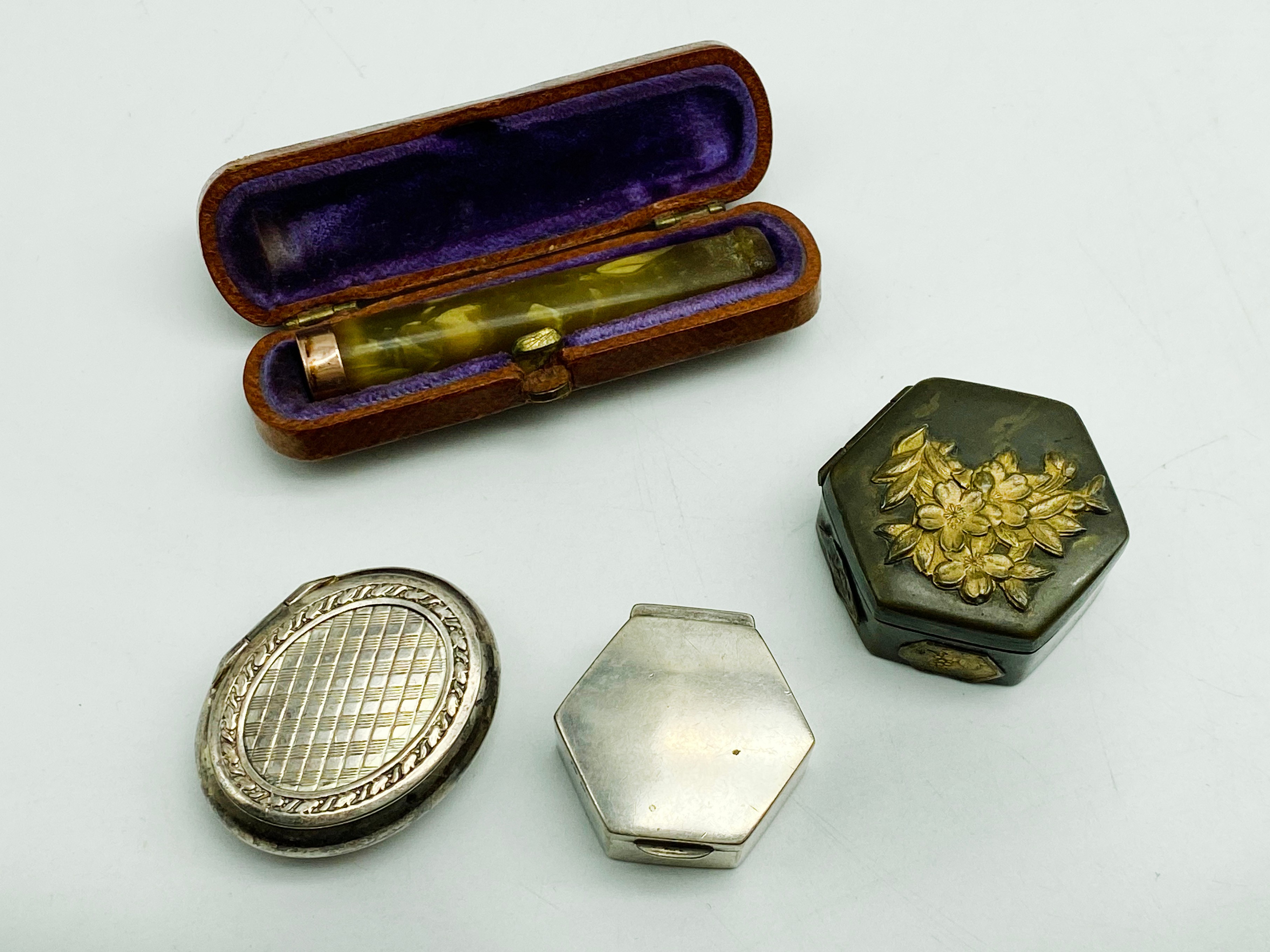 INTERESTING ITEMS LOT INCLUDING A SILVER JAPANESE SOUVENIR KEY GOLD RIM CIGARETTE HOLDER - Image 2 of 9