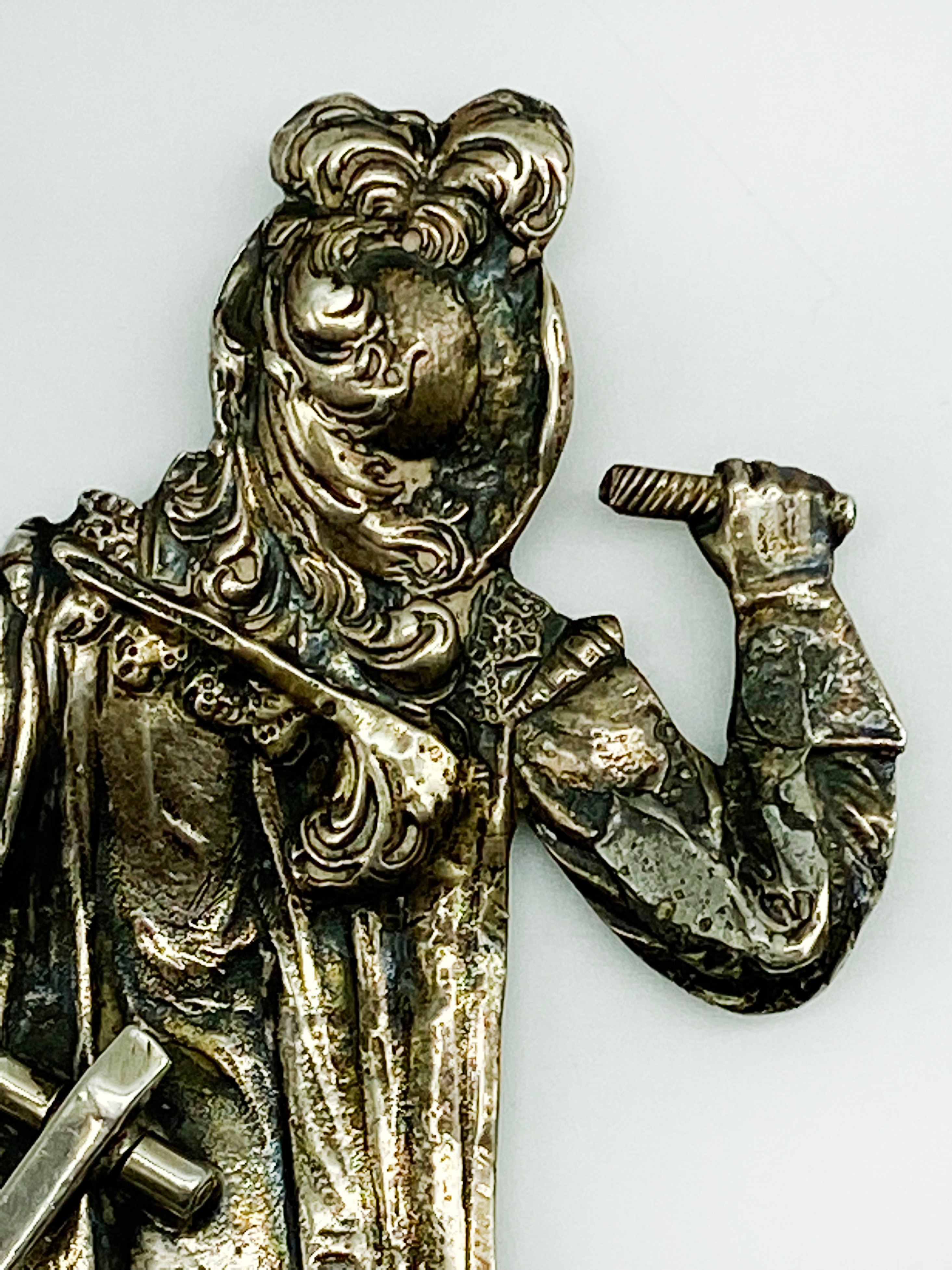 PAIR OF ANTIQUE GERMAN HANAU CAST SILVER MENU HOLDERS MODELLED IN 18TH-CENTURY FIGURES - Image 9 of 10