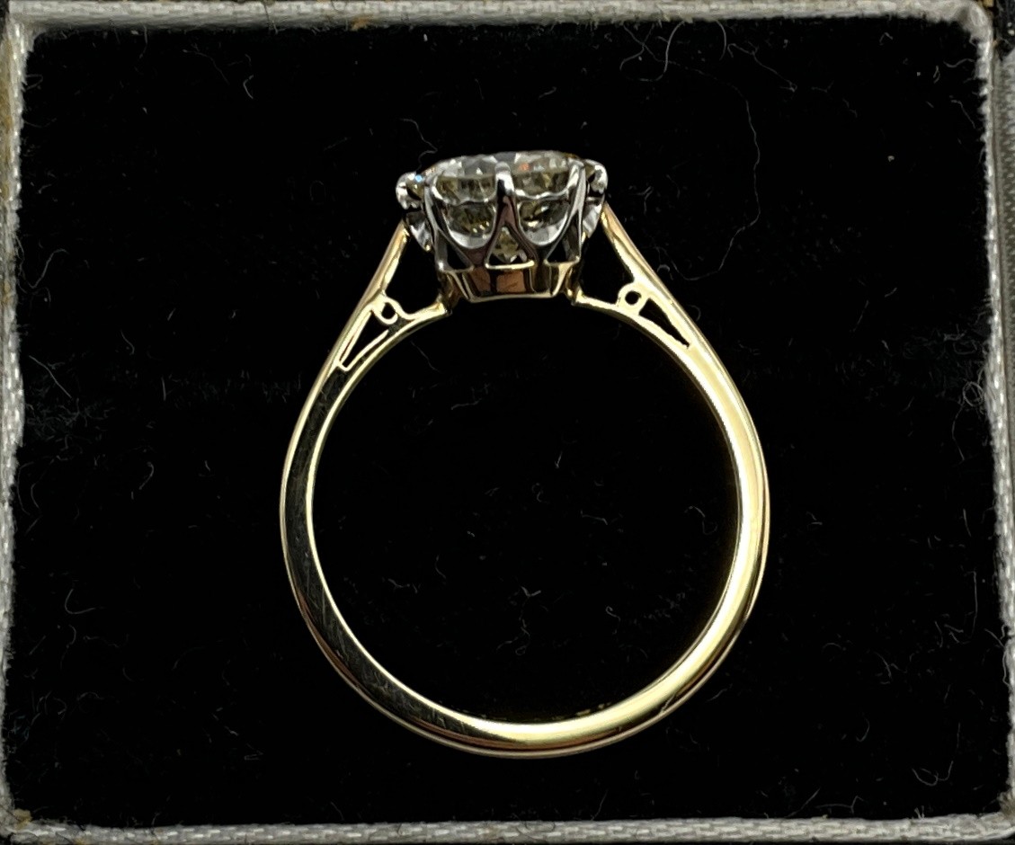 RING WITH ROUND BRILLIANT CUT DIAMOND EIGHT CLAW SET IN 18-CARAT GOLD WITH PLATINUM COLLET - Image 2 of 4