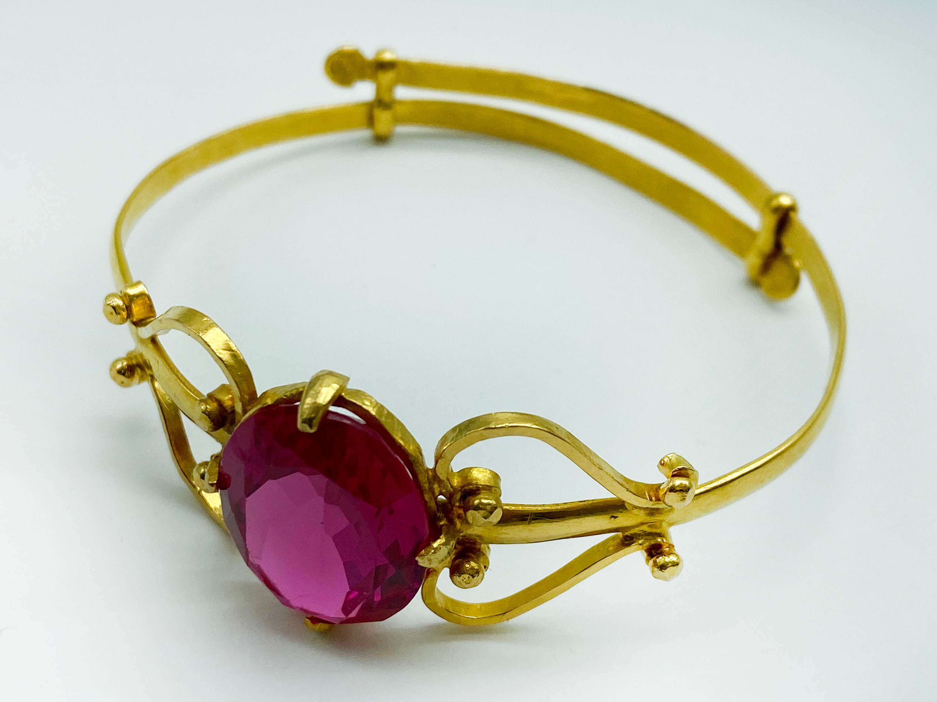 HIGH CARAT GOLD AND RUBY BRACELET