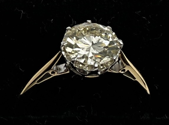 RING WITH ROUND BRILLIANT CUT DIAMOND EIGHT CLAW SET IN 18-CARAT GOLD WITH PLATINUM COLLET