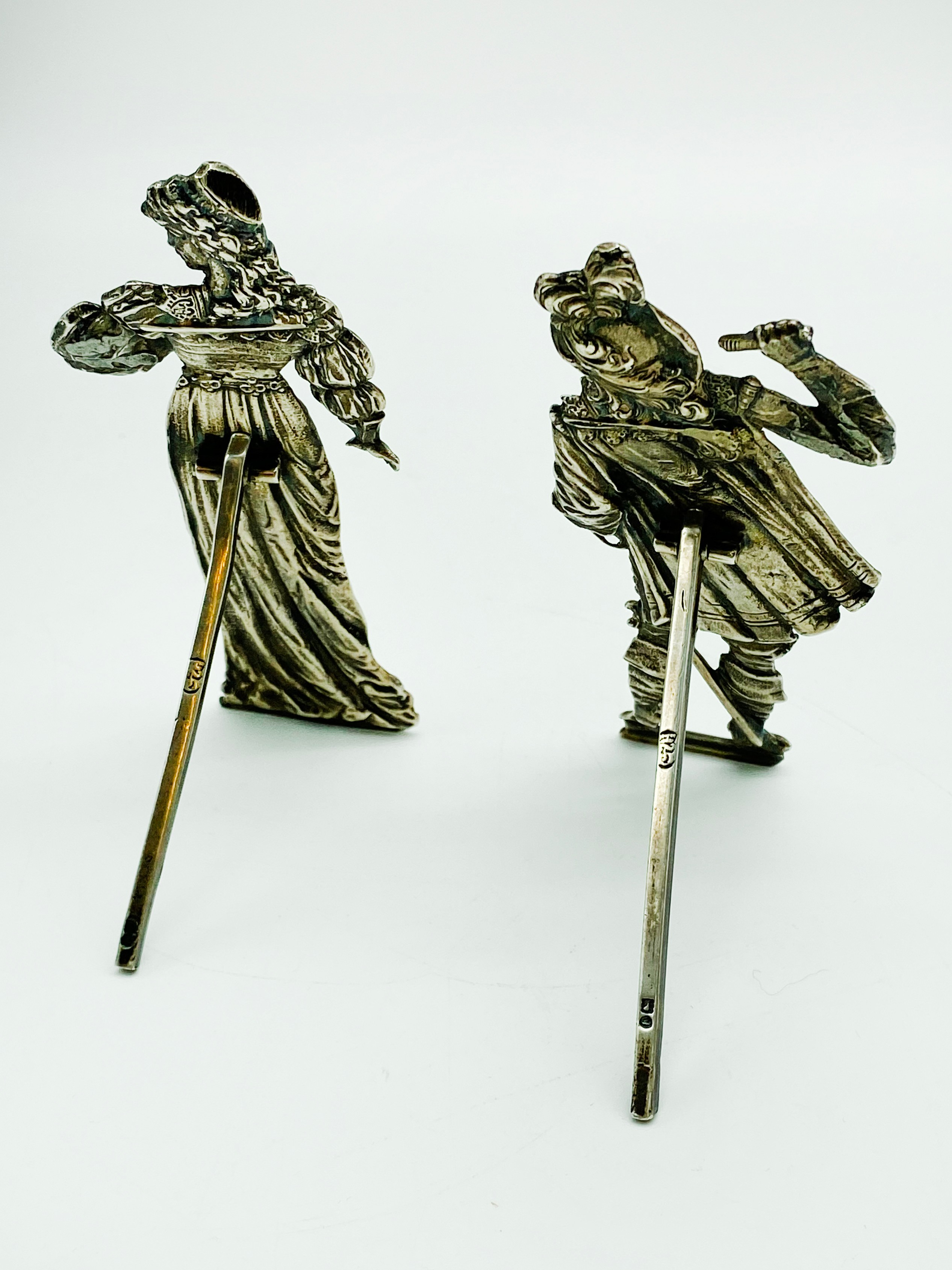 PAIR OF ANTIQUE GERMAN HANAU CAST SILVER MENU HOLDERS MODELLED IN 18TH-CENTURY FIGURES - Image 4 of 10