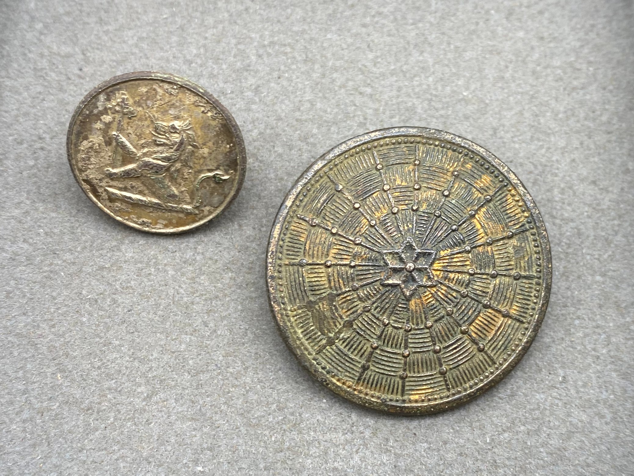 SMALL SELECTION OF VARIOUS BUTTONS - DETECTING FINDS - Image 5 of 5
