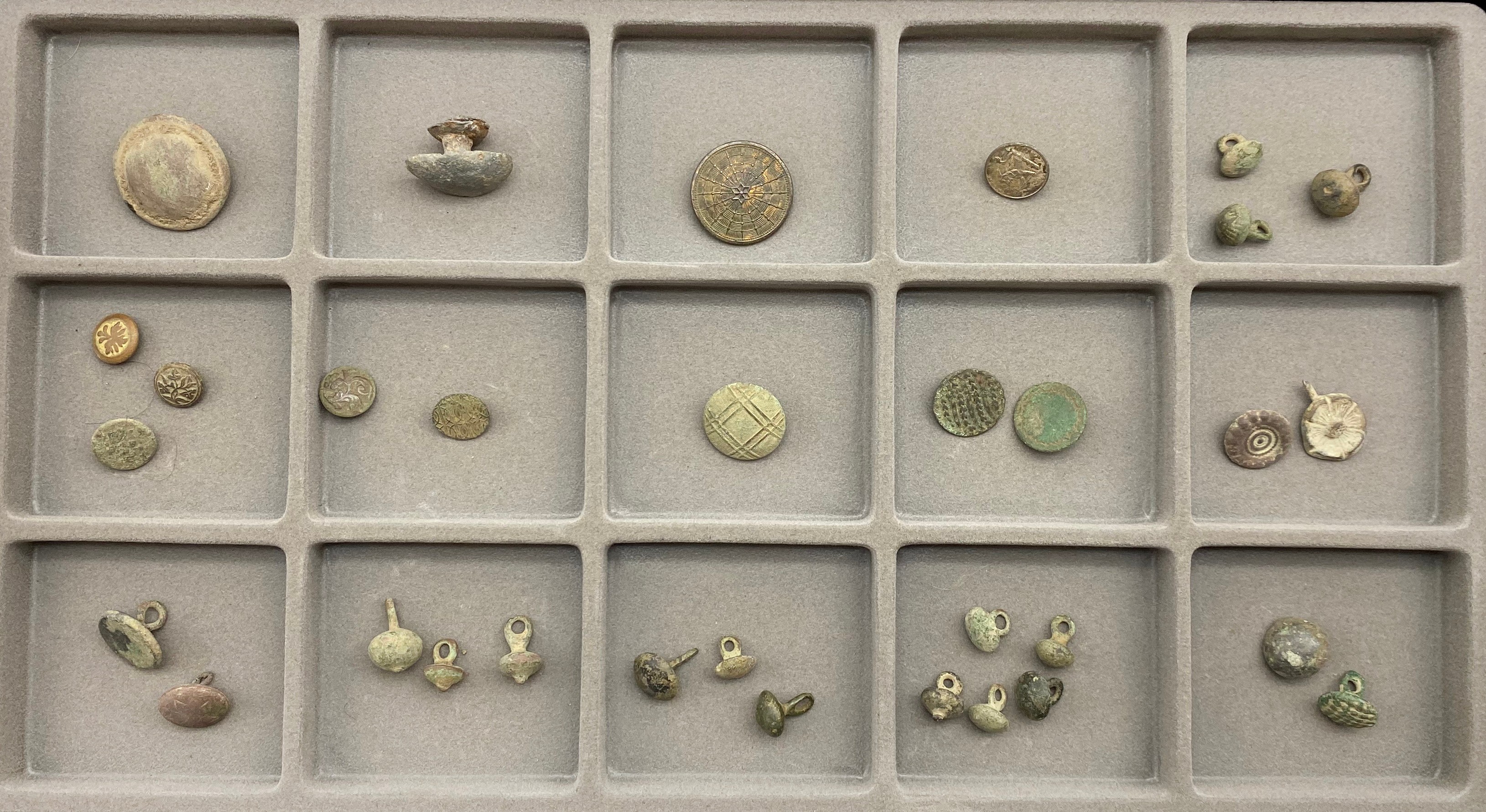 SMALL SELECTION OF VARIOUS BUTTONS - DETECTING FINDS