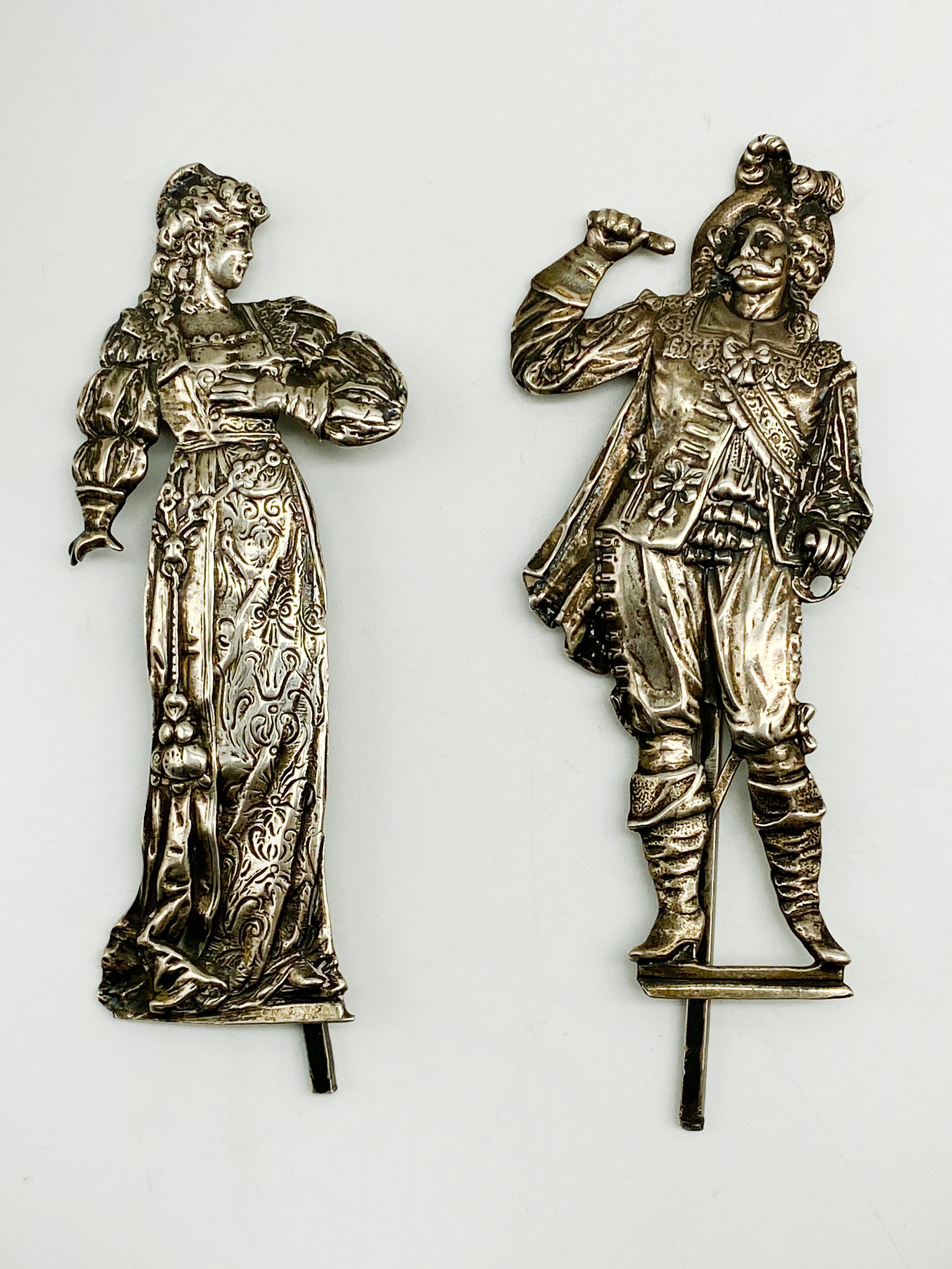 PAIR OF ANTIQUE GERMAN HANAU CAST SILVER MENU HOLDERS MODELLED IN 18TH-CENTURY FIGURES - Image 2 of 10