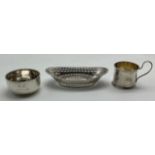 THREE HALLMARKED SILVER ITEMS INCLUDING BON BON DISH & CUP HOLDER