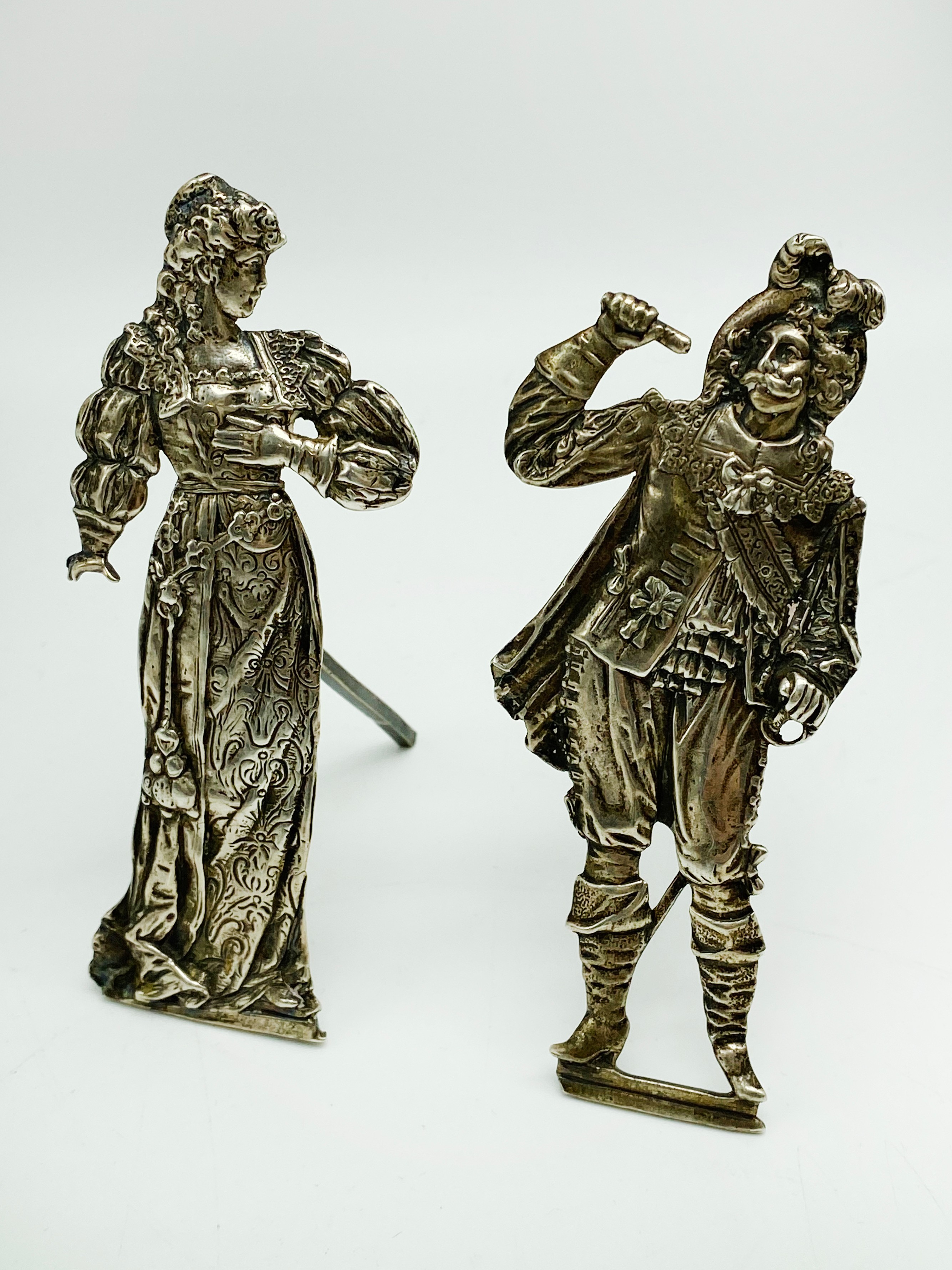 PAIR OF ANTIQUE GERMAN HANAU CAST SILVER MENU HOLDERS MODELLED IN 18TH-CENTURY FIGURES