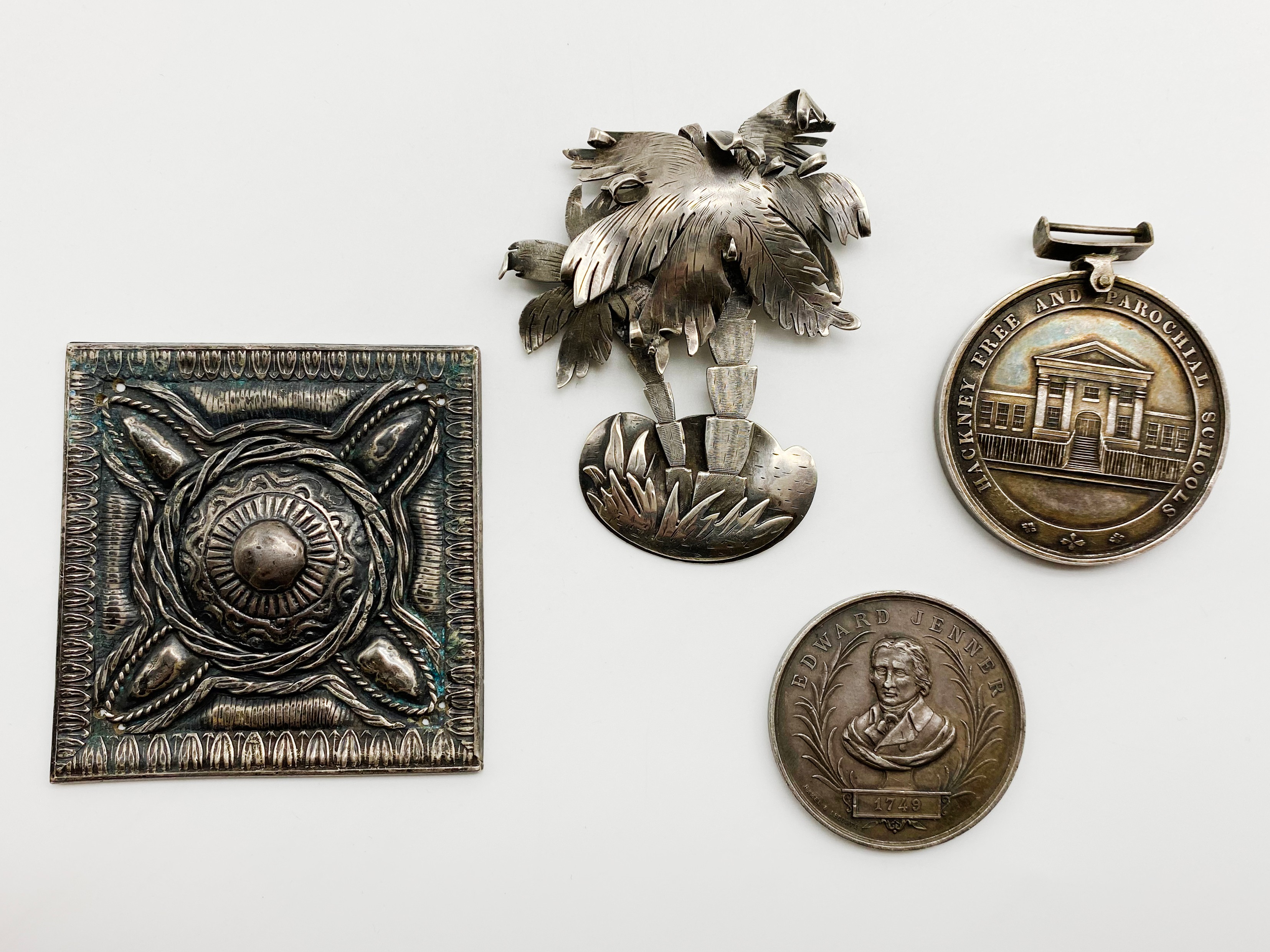 INTERESTING ITEMS LOT INCLUDING PAIR OF HALLMARKED SILVER MINIATURE TAZZAS, BROOCHES - Image 3 of 9