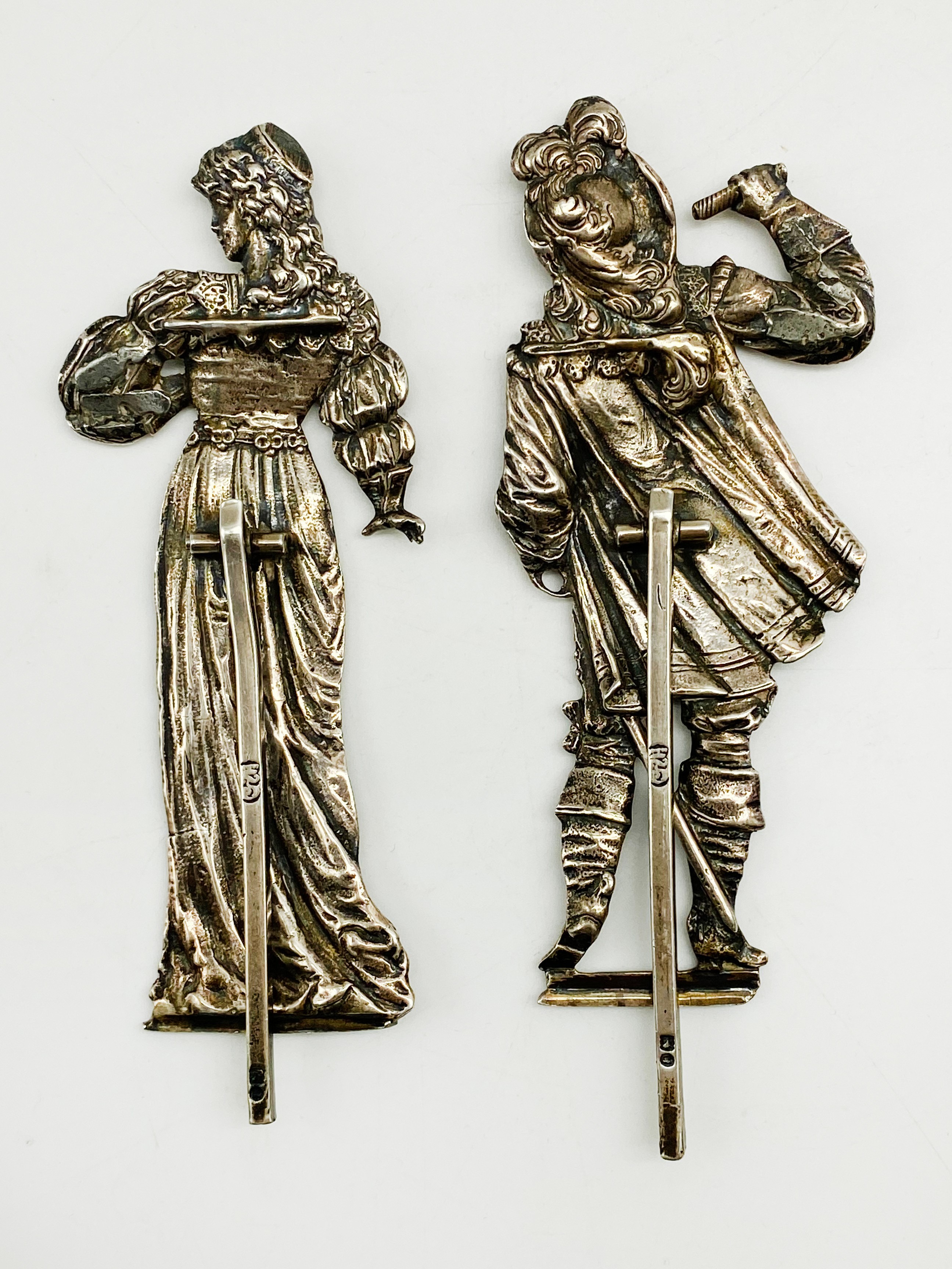 PAIR OF ANTIQUE GERMAN HANAU CAST SILVER MENU HOLDERS MODELLED IN 18TH-CENTURY FIGURES - Image 3 of 10