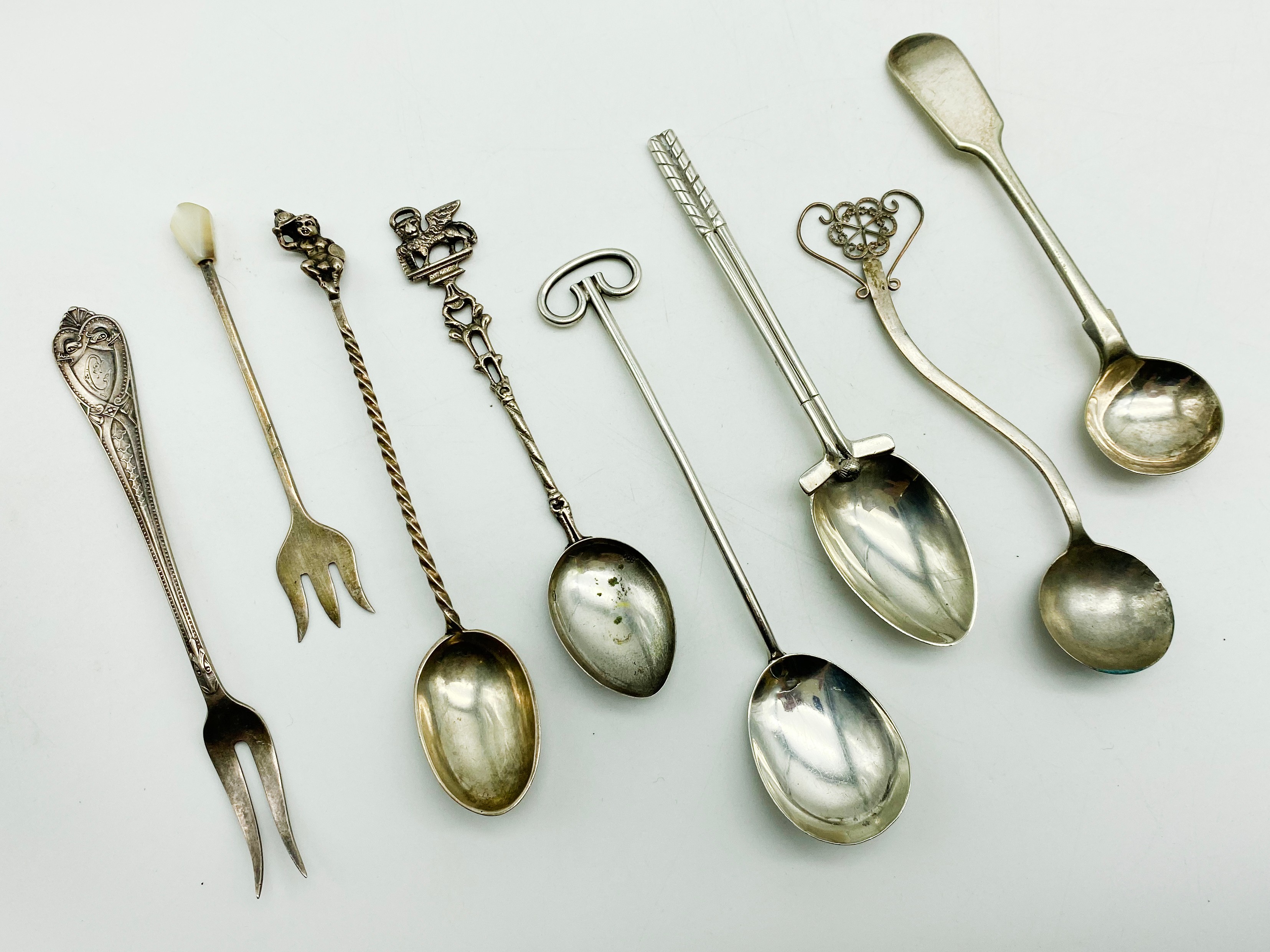 INTERESTING ITEMS LOT INCLUDING PAIR OF HALLMARKED SILVER MINIATURE TAZZAS, BROOCHES - Image 4 of 9