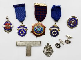 SELECTION OF VARIOUS JEWELS AND MEDALS INCLUDING HALLMARKED SILVER MASONIC LEVEL AND ROTARY JEWELS