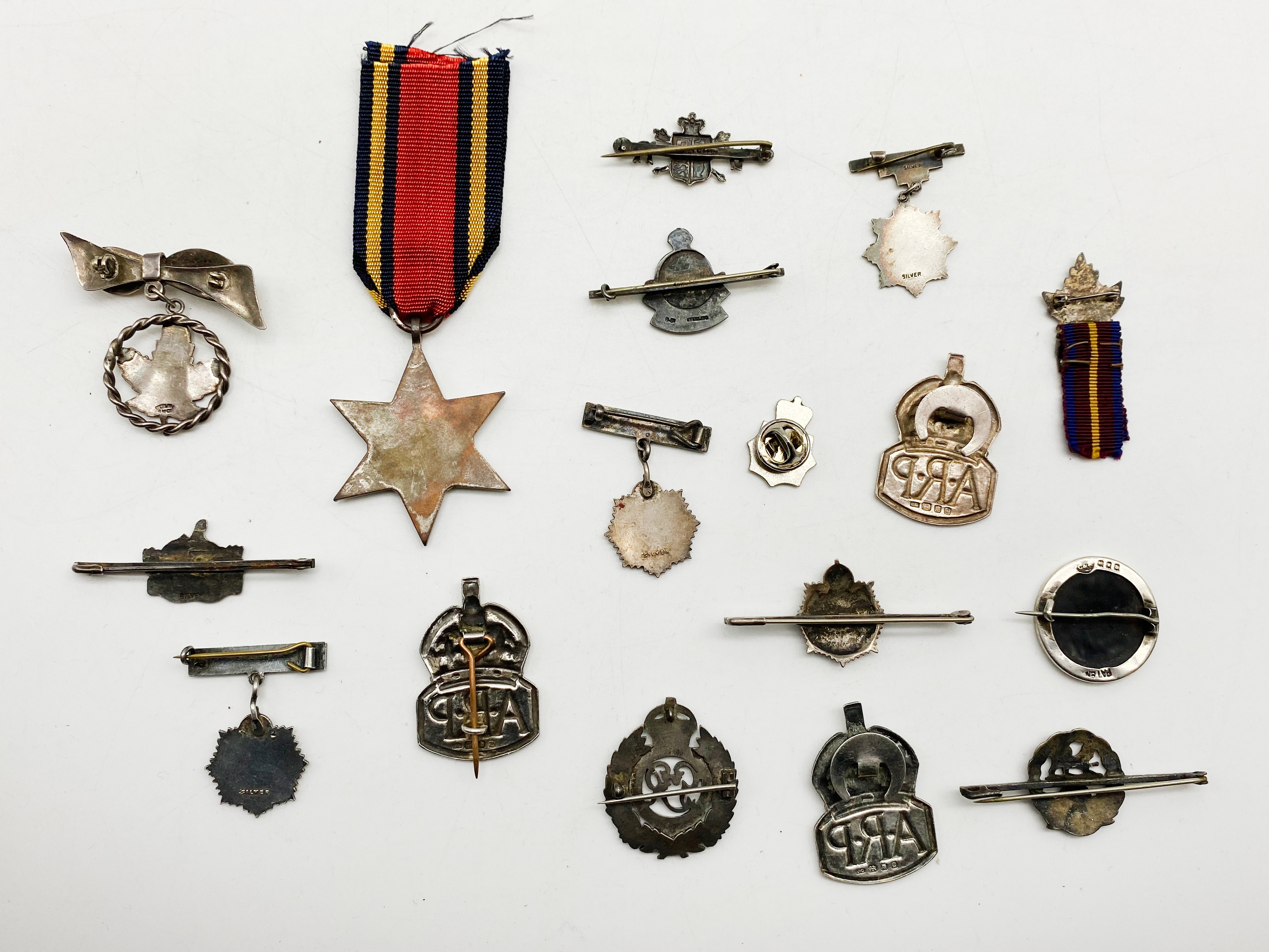 SELECTION OF VARIOUS MILITARY-RELATED BROOCHES AND BADGES INCLUDING A BURMA STAR MEDAL - Image 3 of 3
