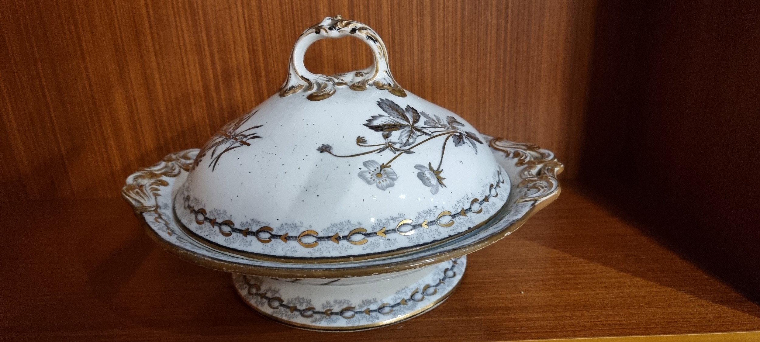 An Edwardian Wedgwood Etruria botanical part dinner service, stamped Wedgwood, Made in England, over - Image 19 of 27