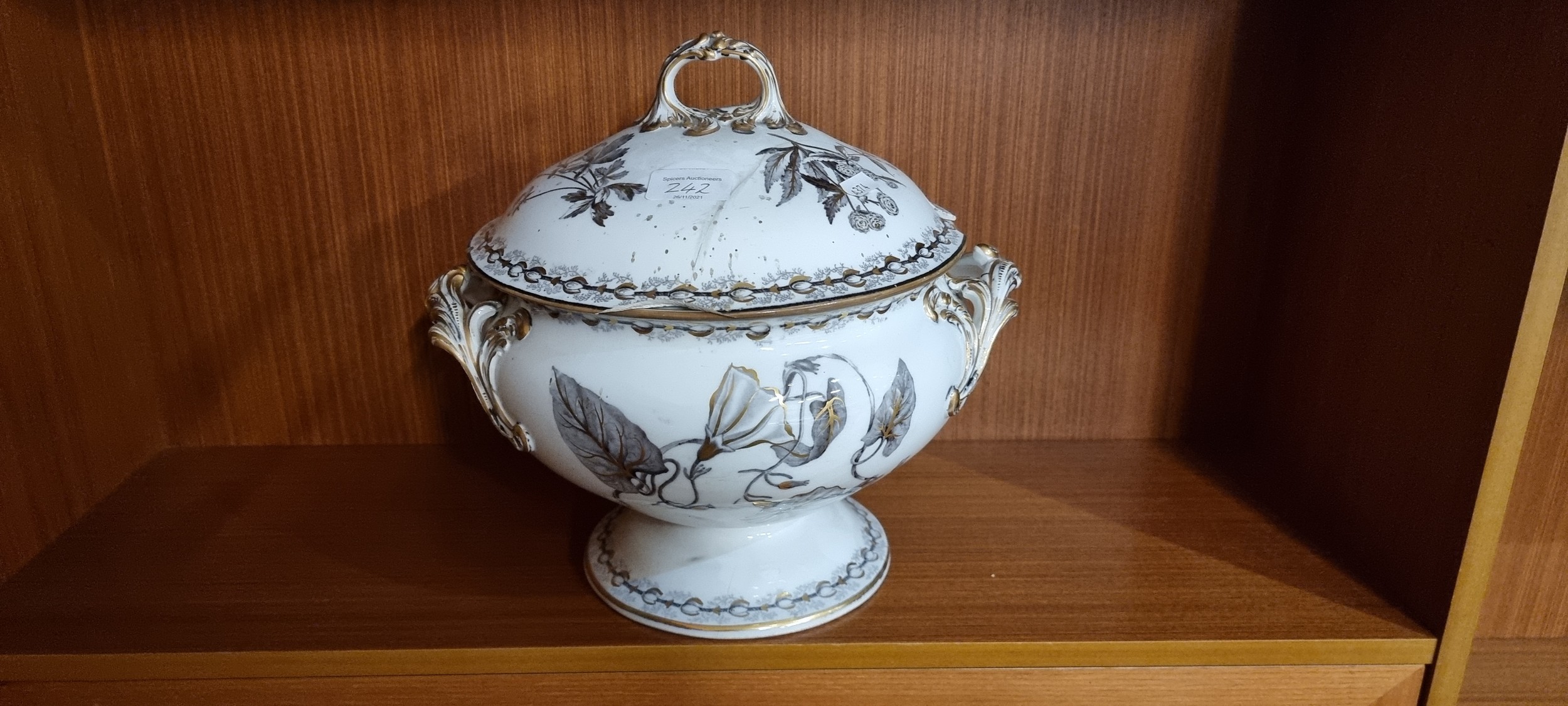 An Edwardian Wedgwood Etruria botanical part dinner service, stamped Wedgwood, Made in England, over - Image 16 of 27