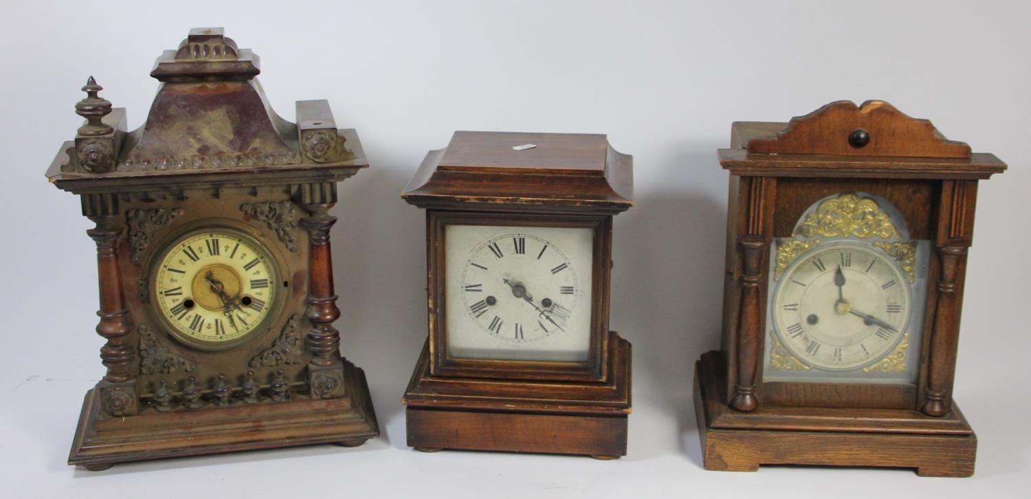 A collection of clocks to include, oak cased mantle clocks and other mantle clocks (2)