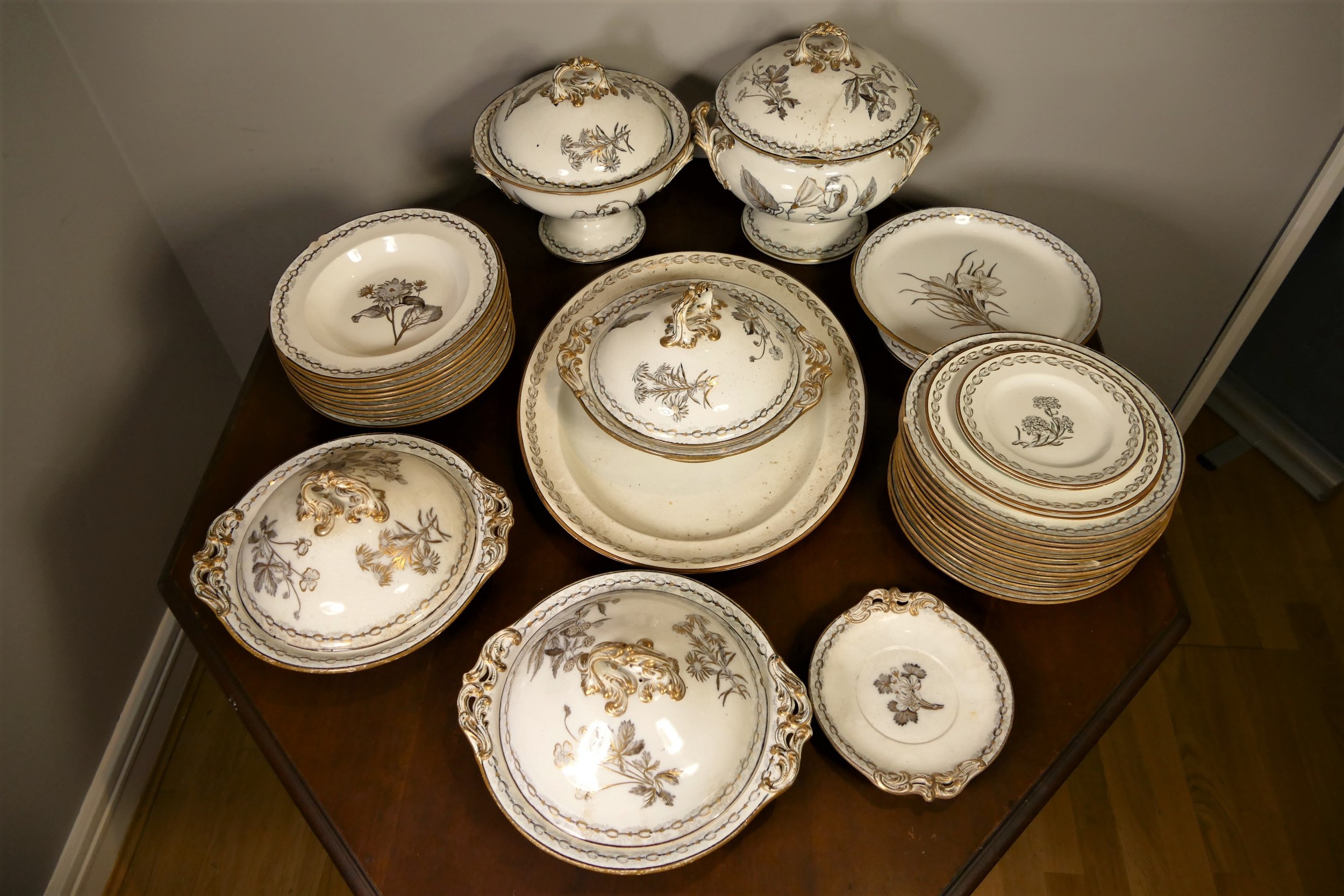 An Edwardian Wedgwood Etruria botanical part dinner service, stamped Wedgwood, Made in England, over - Image 9 of 27