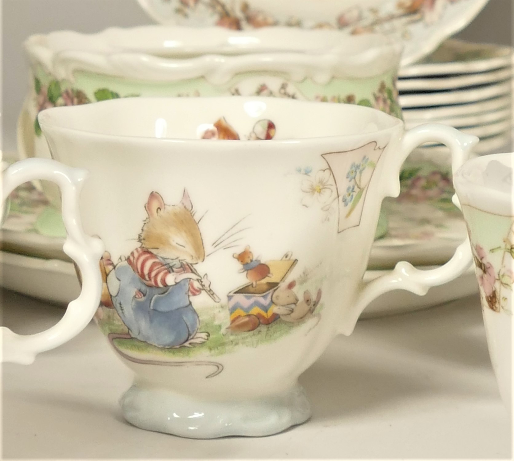 A collection of Royal Doulton Brambly Hedge ceramics to include, collector plates, teapot and - Image 3 of 3