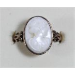 A 9ct gold white conch shell cameo ring, depicting a lady, 14 x 10mm, I, 2.1gm