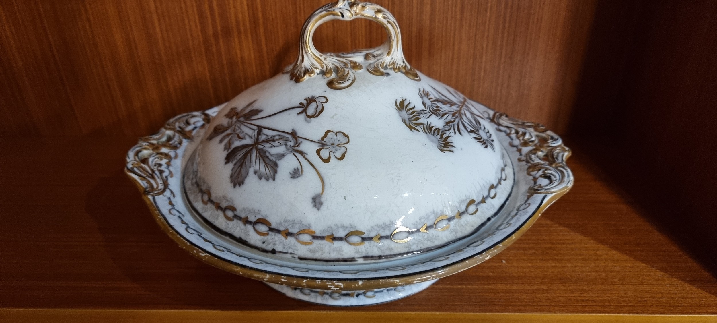 An Edwardian Wedgwood Etruria botanical part dinner service, stamped Wedgwood, Made in England, over - Image 26 of 27