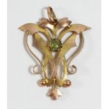 An Art Nouveau 9ct rose gold and peridot pendant, 25mm, 1.1gm