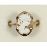 A 9ct gold and shell cameo ring, P, 2.1gm