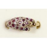 A 375 stamped gold and ruby leopard ring, O, 2.9gm