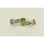 A 9ct white gold peridot single stone ring, O, 2.8gm