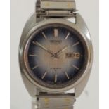 Seiko, a stainless steel day/date, graduated blue dial gentleman's wristwatch, ref 7009-8081, winder