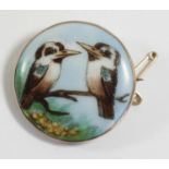 An Australian 9ct rose gold mounted painted opaline glass Kookaburra bird brooch, 31mm