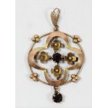 An Edwardian 9ct rose gold and garnet pendant, 1.9gm