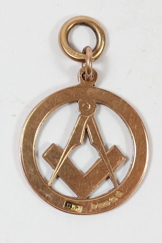 A 9ct gold Masonic pendant, Birmingham 1919, 22mm, 3.8gm - Image 2 of 2