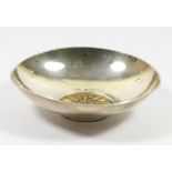 A silver bowl with brass coin insert, stamped 925, diameter 11cm