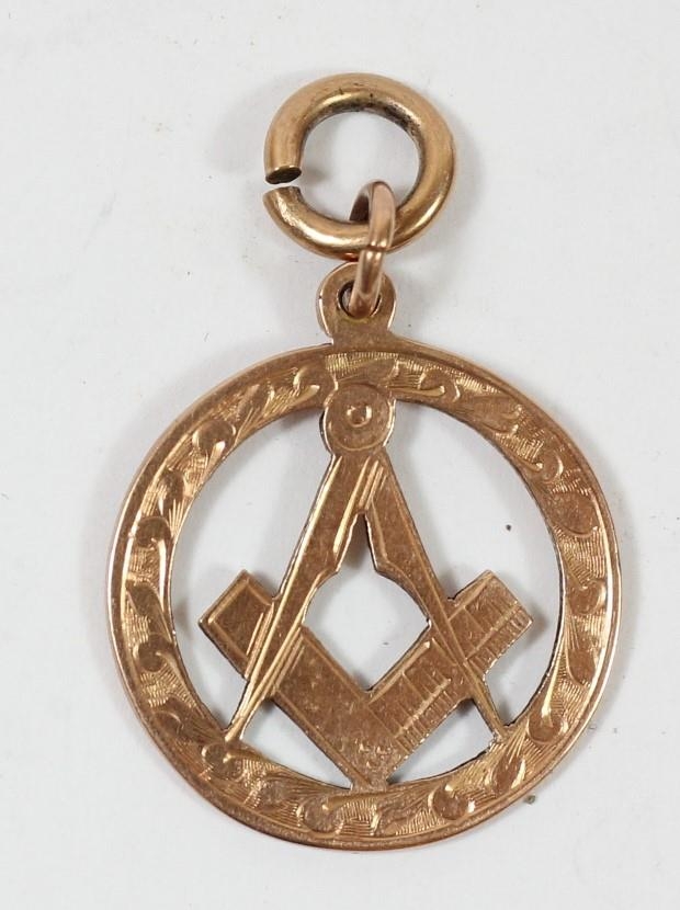 A 9ct gold Masonic pendant, Birmingham 1919, 22mm, 3.8gm