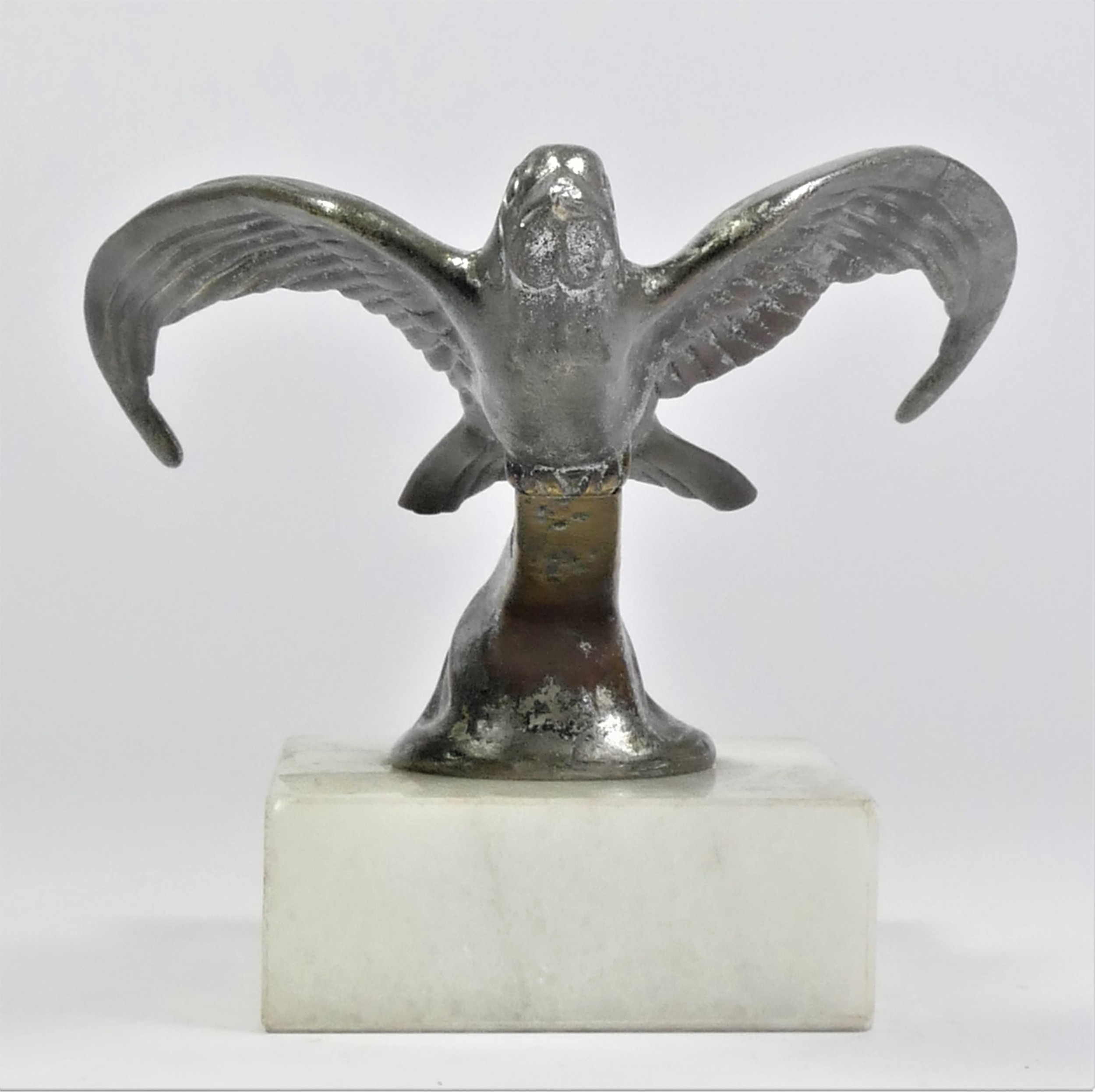 A chrome car mascot in the form of a flying swift mounted on a white onyx base, 10cm. - Image 2 of 2