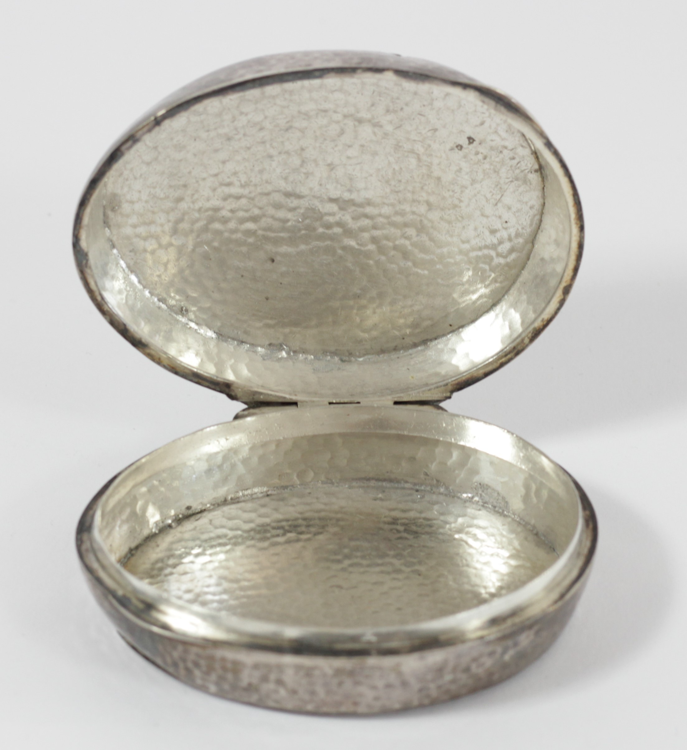 An 800 standard silver oval hammered box, bearing Austrian control marks, 7 x 5.5 x 2.5cm, 67gm - Image 2 of 3