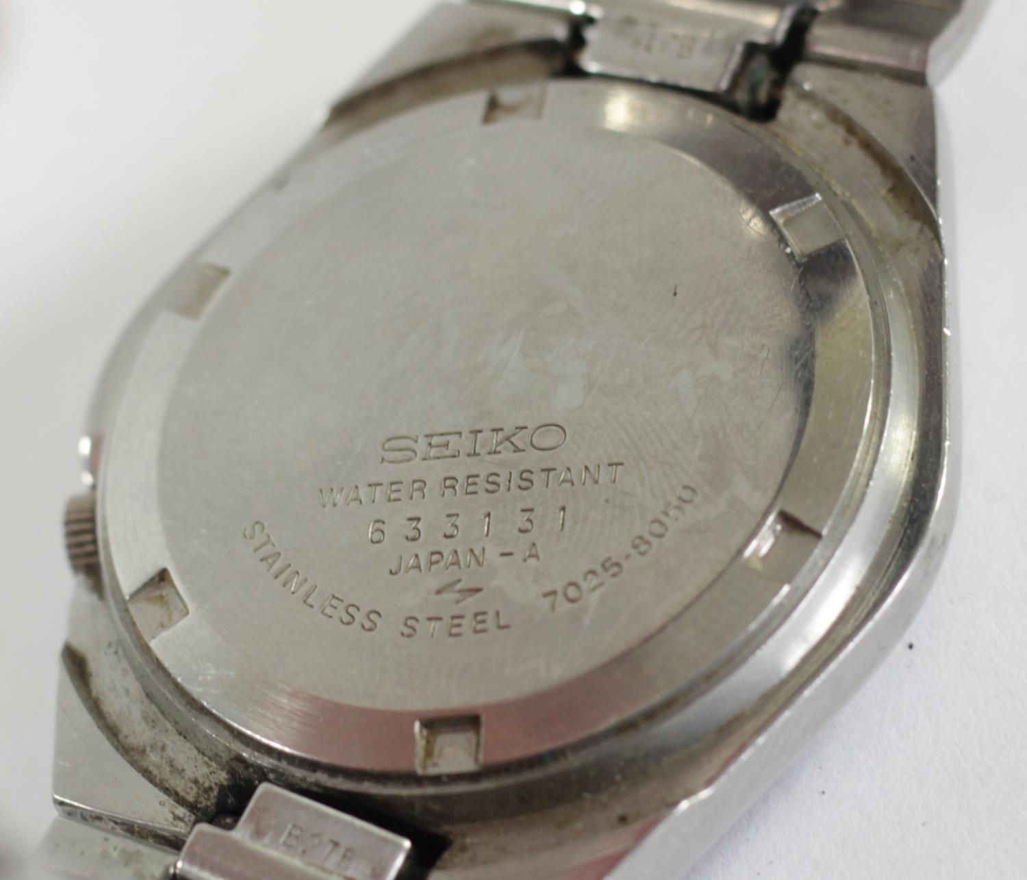 Seiko 5, a stainless steel black dial day/date automatic gentleman's wristwatch, ref 7009-3130, - Image 5 of 9