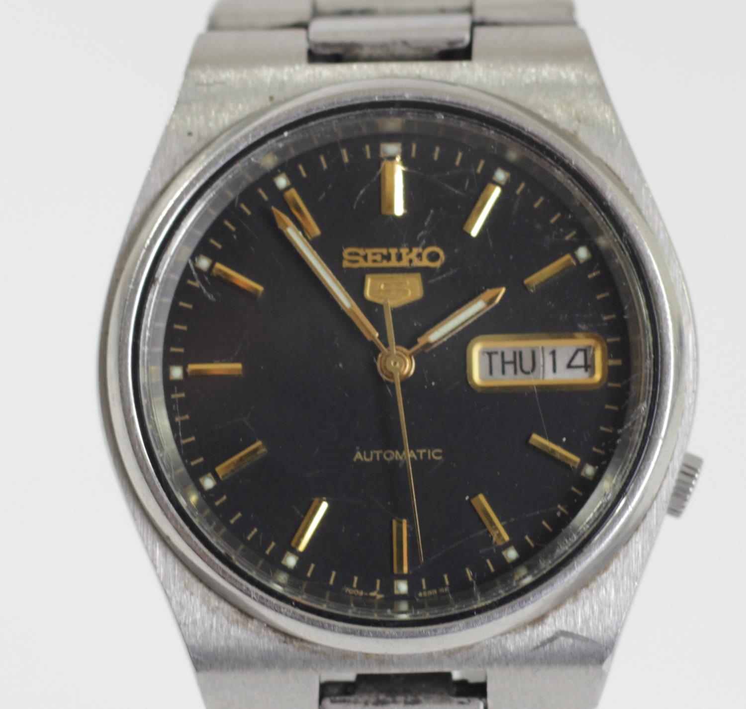 Seiko 5, a stainless steel black dial day/date automatic gentleman's wristwatch, ref 7009-3130, - Image 6 of 9