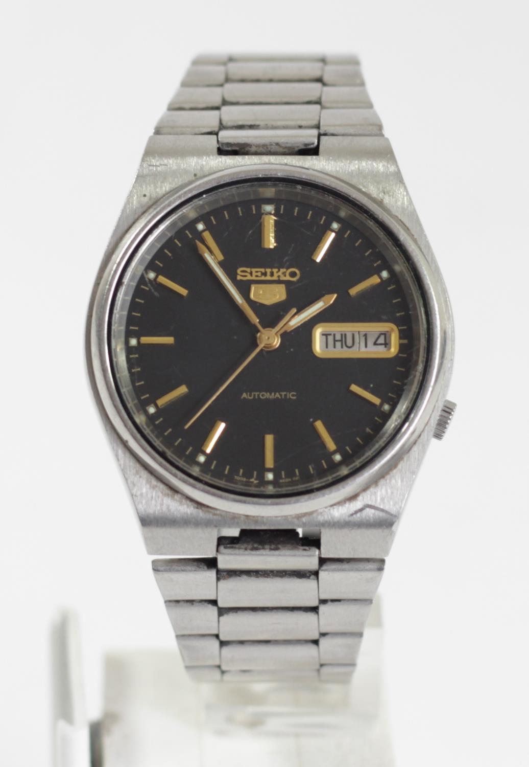 Seiko 5, a stainless steel black dial day/date automatic gentleman's wristwatch, ref 7009-3130, - Image 7 of 9